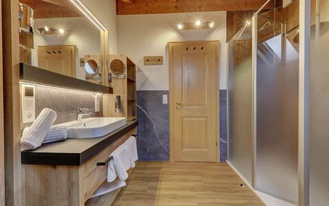 Komfortables Badezimmer der Familien-Appartements im Wellnesshotel im Bayerischen Wald